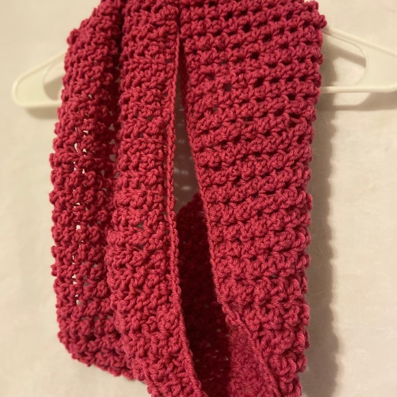 Handmade Chunky Knit Berry Infinity Scarf
New - Picture 5 of 16